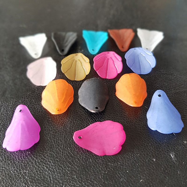 15 Erdbeerbl&auml;tter Lucites sortiert