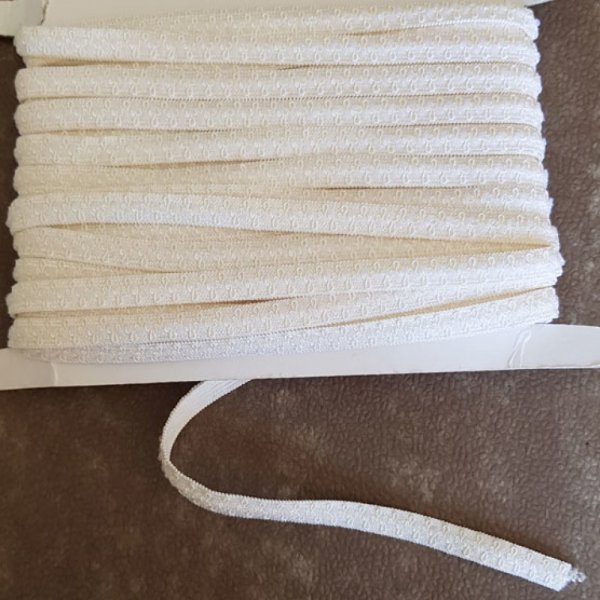 Meterware Elastisches Gummiband in wei&szlig;er Fantasieoptik 10 mm.