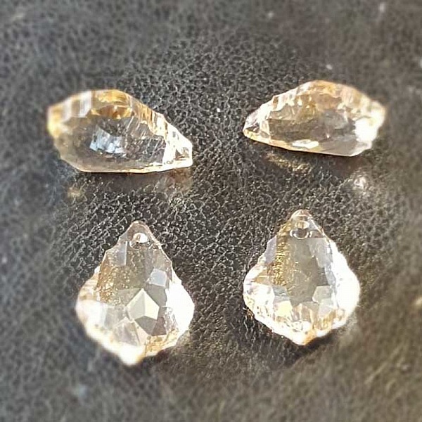 Charm Anh&auml;nger aus facettiertem Glas Tropfen Nr. 01-01