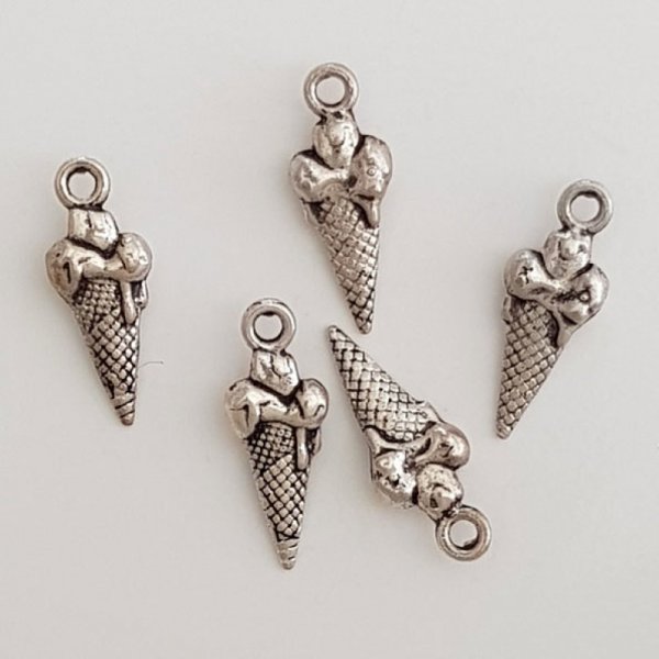 Charm K&uuml;cheneis aus versilbertem Metall.