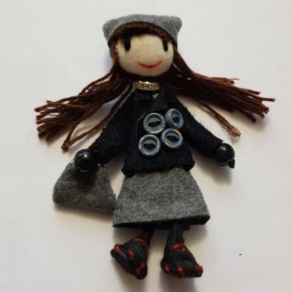 Broche avec poup&eacute;e en laine grise