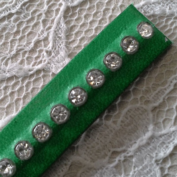 Leder B-Gr&uuml;n mit 10 mm Swarovski-Strass pro 20 cm