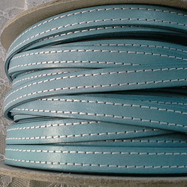 Flaches himmelblaues Kalbsleder 10 mm x 20 cm Gen&auml;ht 2 F&auml;den wei&szlig;
