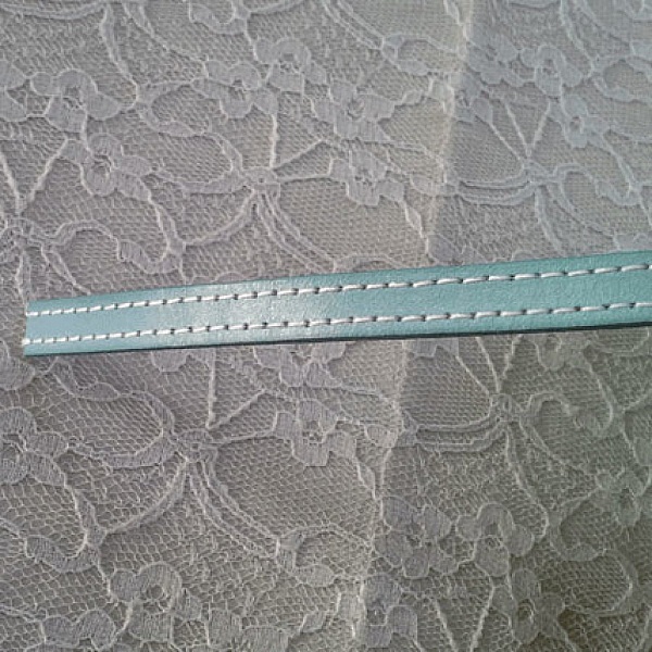 Flaches himmelblaues Kalbsleder 10 mm x 20 cm Gen&auml;ht 2 F&auml;den wei&szlig;