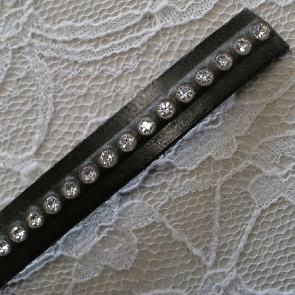 Militärgrünes Leder mit 10 mm Swarovski-Strass pro 20 cm