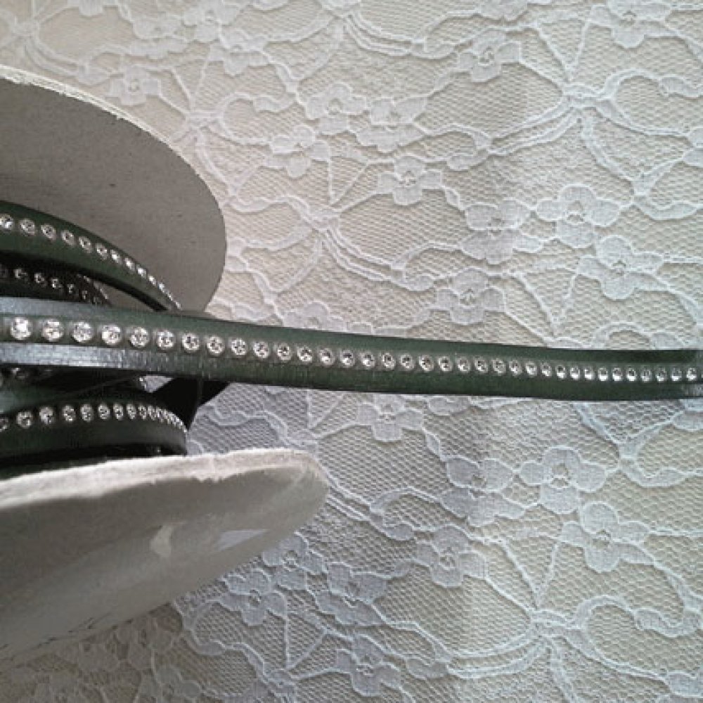 Militärgrünes Leder mit 10 mm Swarovski-Strass pro 20 cm