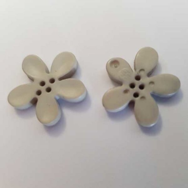 Fleur Orchid&eacute;e r&eacute;sine 4 trous 20 x 3 mm Gris Clair 02
