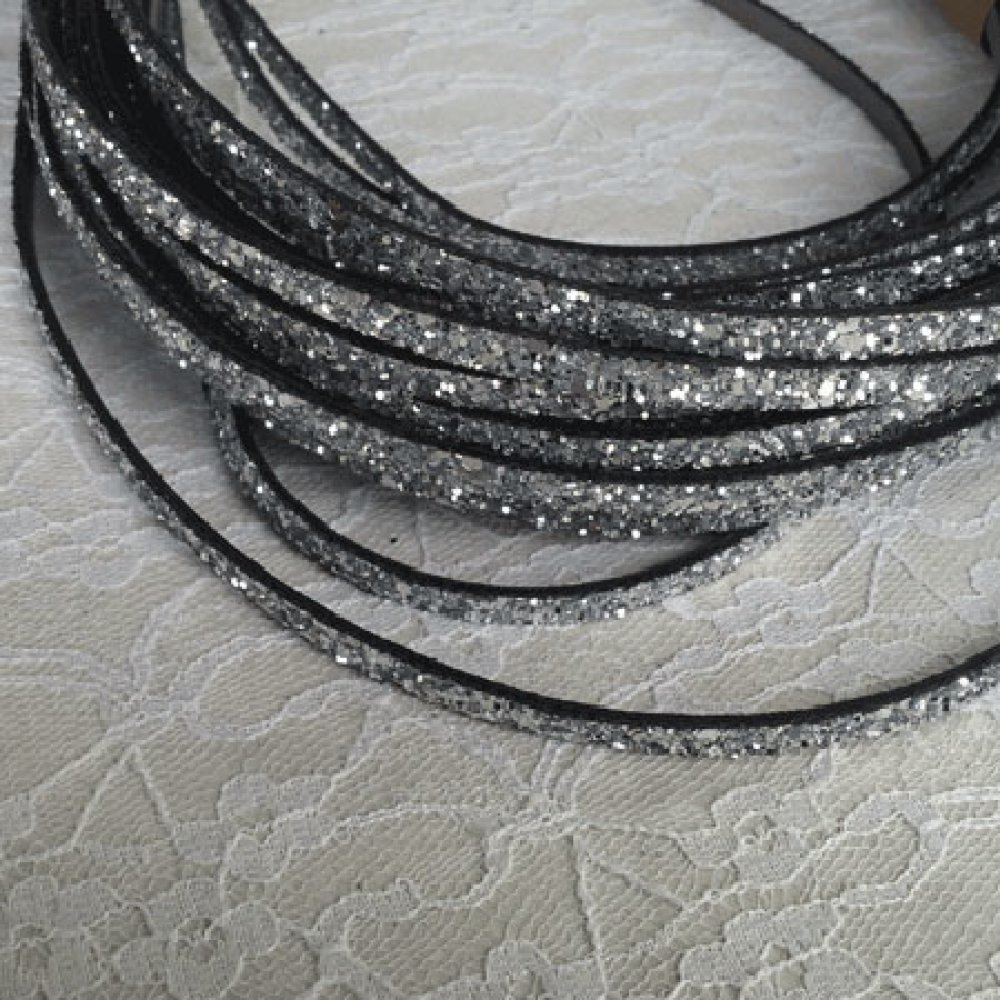 Riemchen mit Pailletten Silber 06 mm mit Lederfutter pro 20 cm