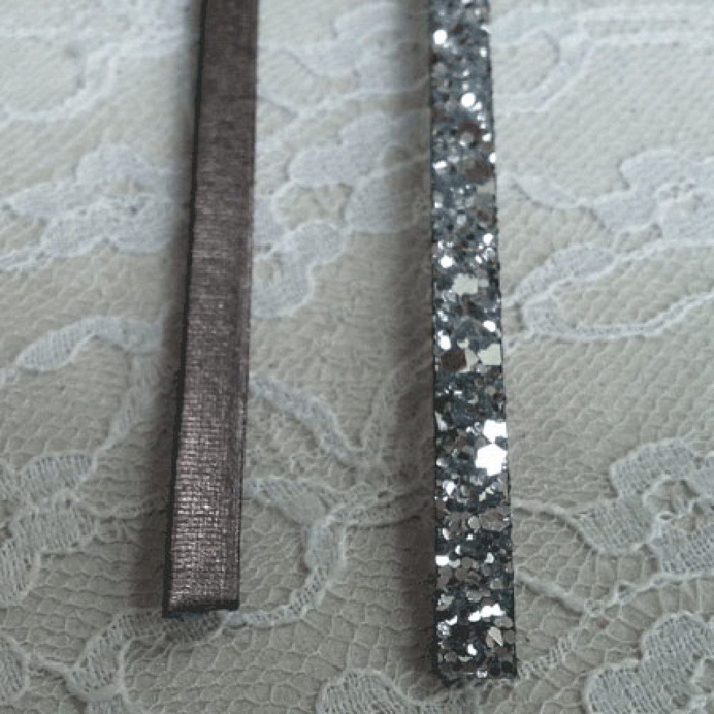 Riemchen mit Pailletten Silber 06 mm mit Lederfutter pro 20 cm
