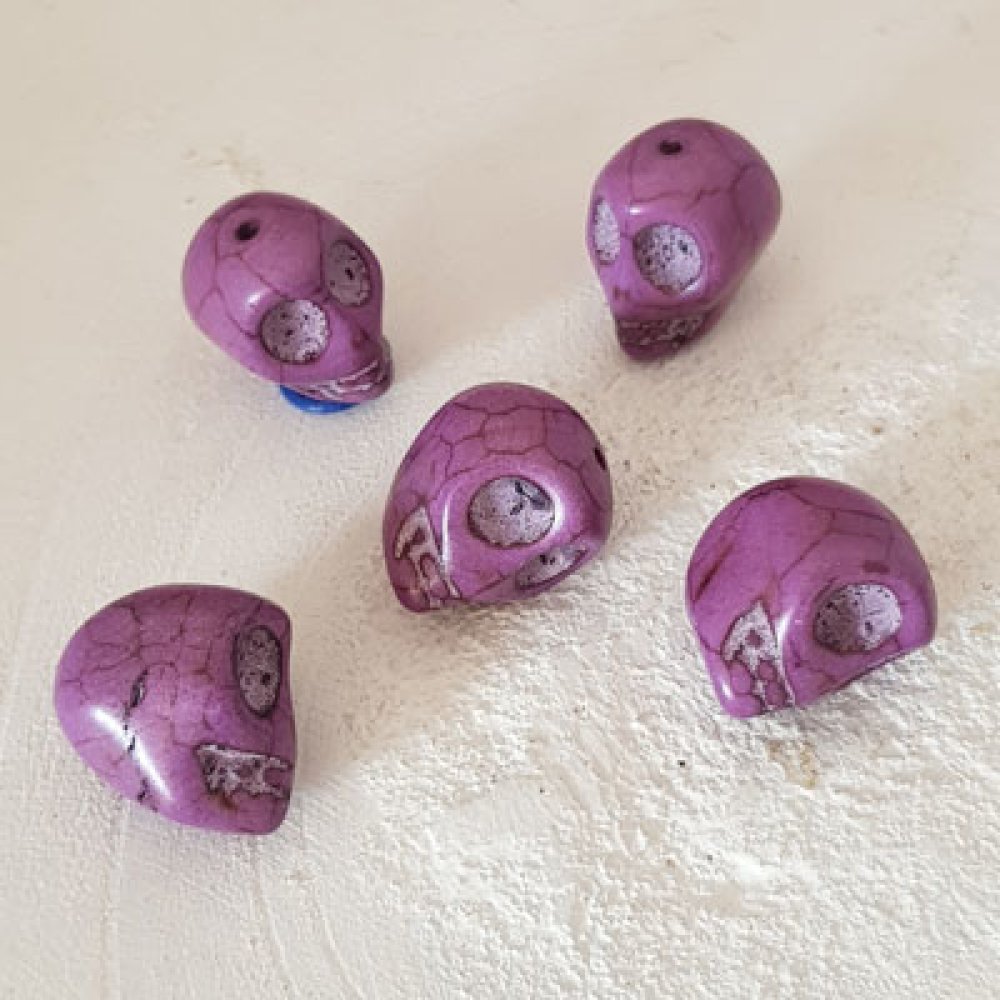 Lot 09 Totenköpfe aus gefärbtem Howlith 18 mm