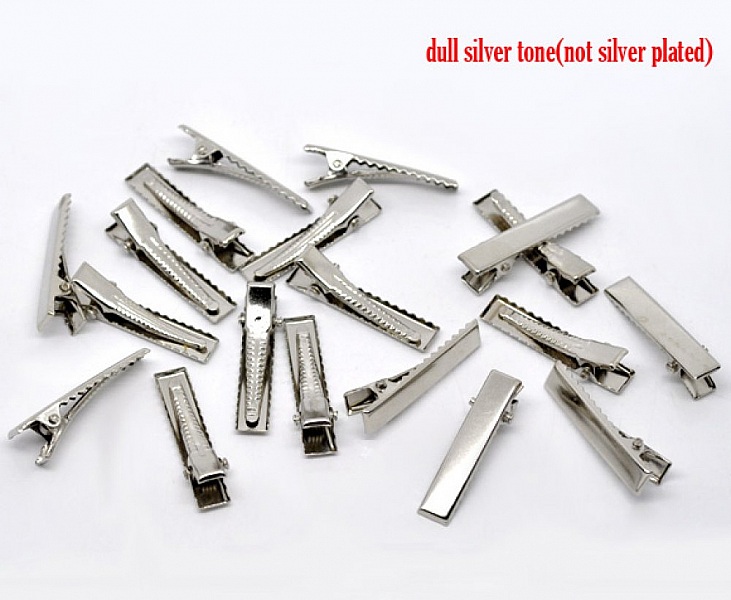 Set mit 50 Krokodilklemmen - Silberfarben 32 mm x 7 mm.