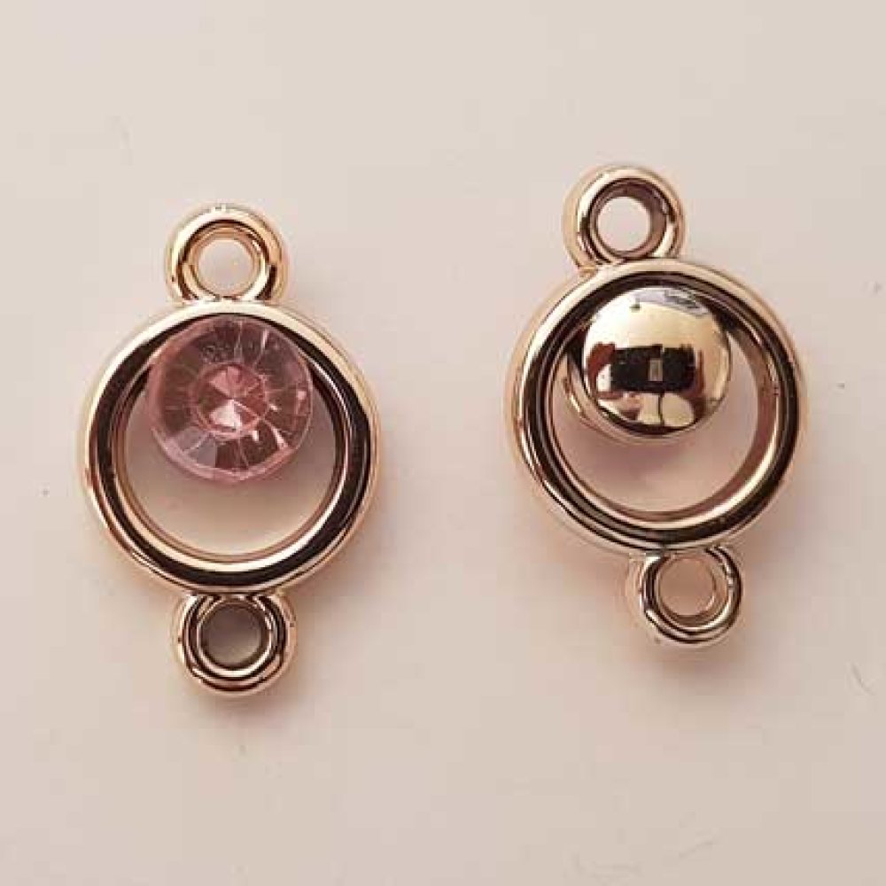 Pendentif en plastique et strass acrylique rond entre deux N°03 rose