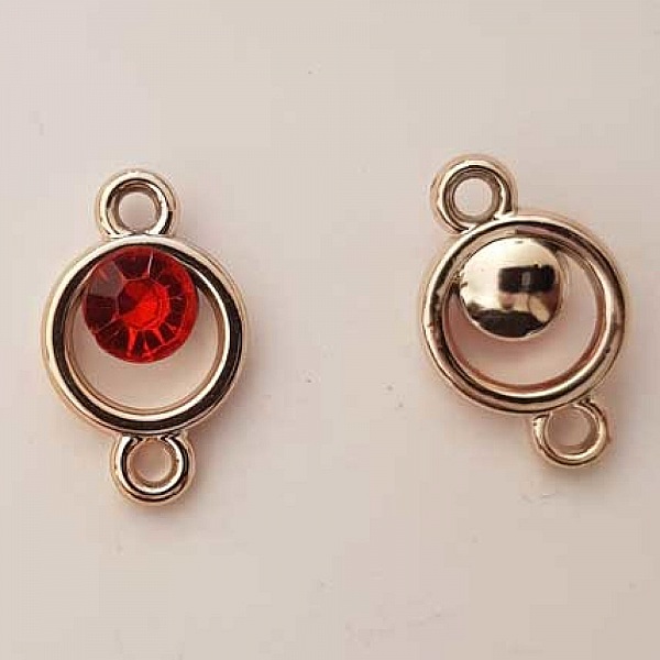 Pendentif en plastique et strass acrylique rond entre deux N&deg;03 rouge