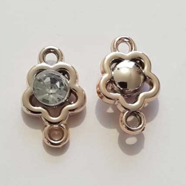 Pendentif en plastique et strass acrylique fleur entre deux N&deg;02 blanc