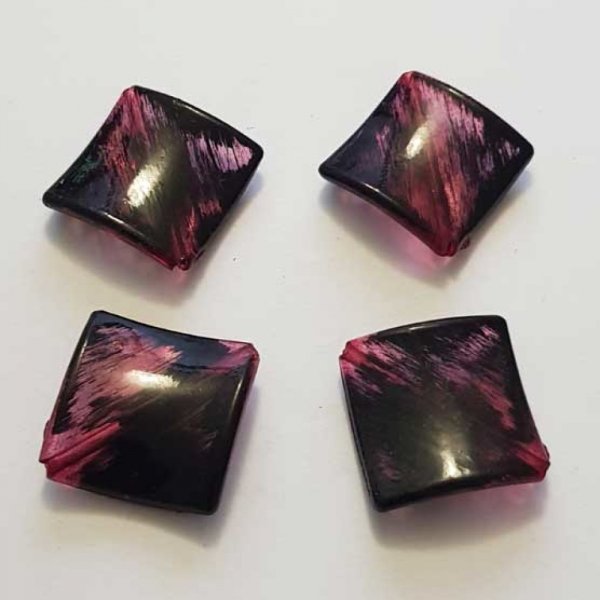 Perle acrylique carr&eacute; fushia 29 mm