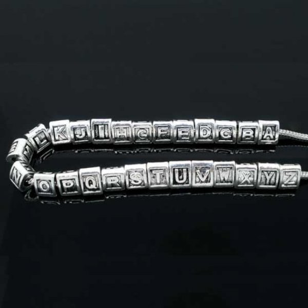 Perle triangle charms alphabet N&deg;02 lettre V m&eacute;tal argent&eacute; 8x9 mm