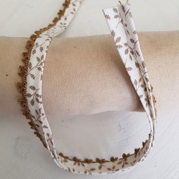 Schr&auml;gband mit mehreren Blumen und Spitze Nr. 05