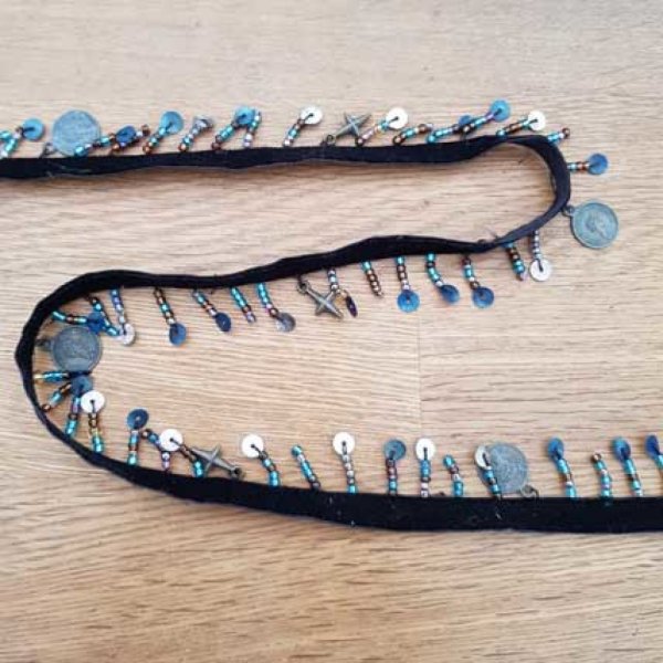 Ruban noir sequin m&eacute;daille perle N&deg;01