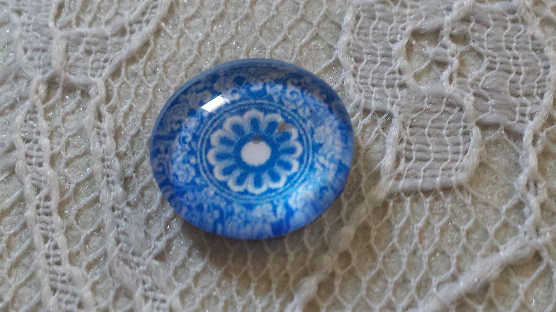 runder Glas-Cabochon 12mm Blume blau 026 