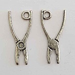 Charm Werkzeug Zange aus versilbertem Metall