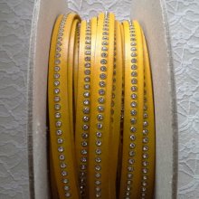 Gelbes Leder mit 10 mm Swarovski-Strass pro 20 cm