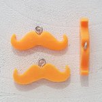 Schnurrbart Charm Anhänger N°04 Orange