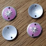 Connecteur 10 mm 2 trous rond motif étoile Rose