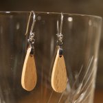 ohrring tropfen aus buchenholz ethischer schmuck aus holz, naturschmuck gewachst, handgefertigt