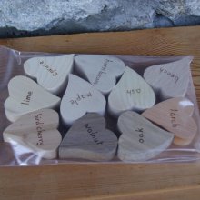 Beutel mit 10 Herzen aus Massivholz verschiedener Holzarten englische Version handgefertigt pyrograviert