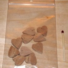 10 durchbohrte Miniaturherzen zum Aufhängen, zum Dekorieren für Hochzeit, Valentinstag, Holzhochzeit