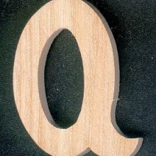 Buchstabe Q aus Massivholz zum Bemalen und Aufkleben, handgefertigt