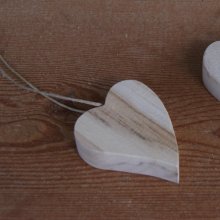 Kleines schräges Herz aus Birkenholz zum Aufhängen