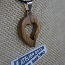 herzanhänger aus eichenholz, holzhochzeit, valentinstag, schmuck aus holz und natur handwerkliche herstellung