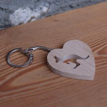 Schlüsselanhänger mit Herz und Känguru aus massivem Buchenholz, handgefertigt