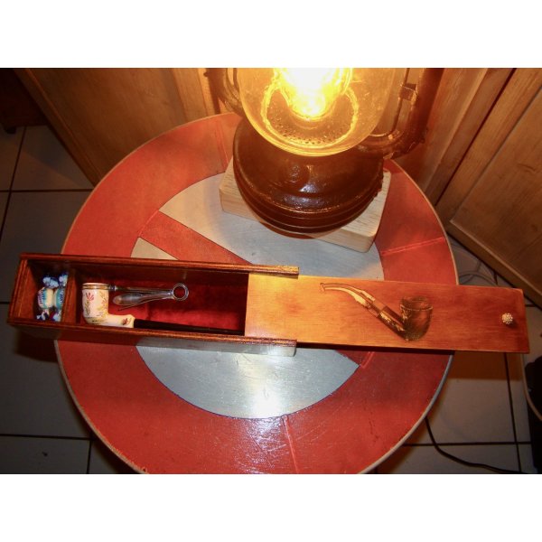 Vintage-Pfeifenkiste mit Pfeife