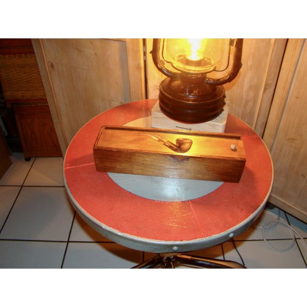 Vintage-Pfeifenkiste mit Pfeife