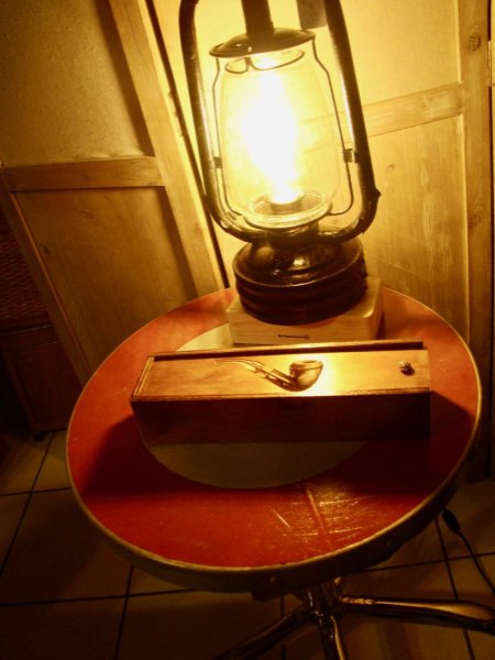 Vintage-Pfeifenkiste mit Pfeife