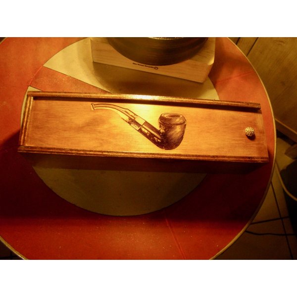 Vintage-Pfeifenkiste mit Pfeife