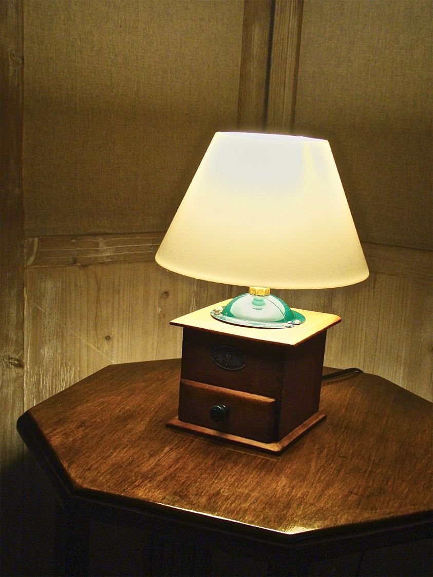 Lampe alte grüne Kaffeemühle