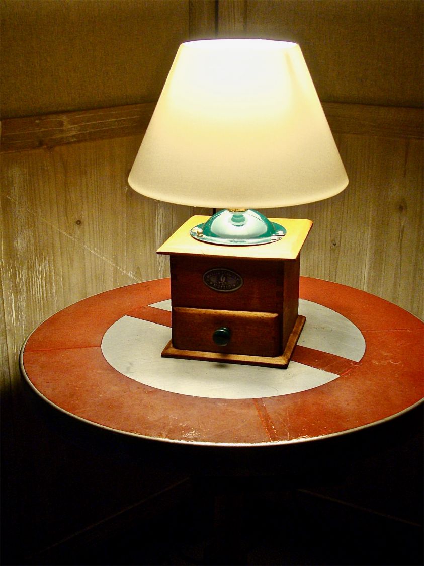 Lampe alte grüne Kaffeemühle
