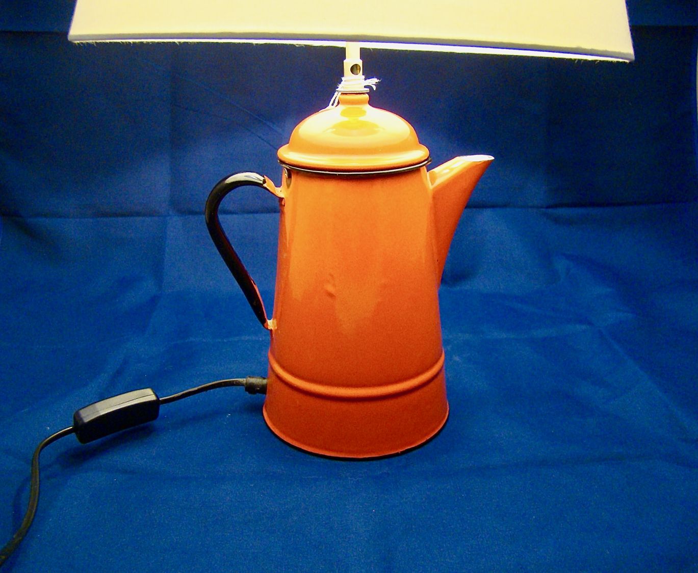 Lampe Rote Kaffeekanne, alt, aus emailliertem Blech