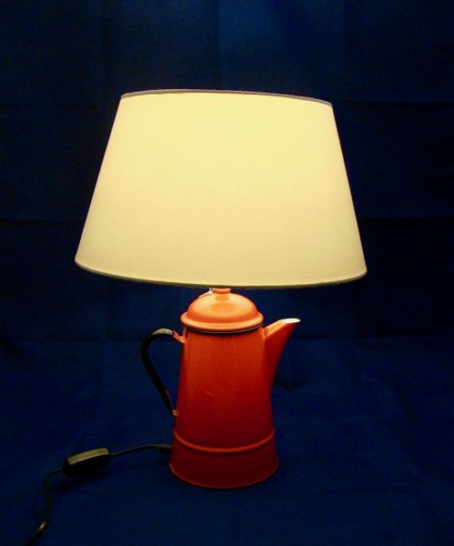 Lampe Rote Kaffeekanne, alt, aus emailliertem Blech