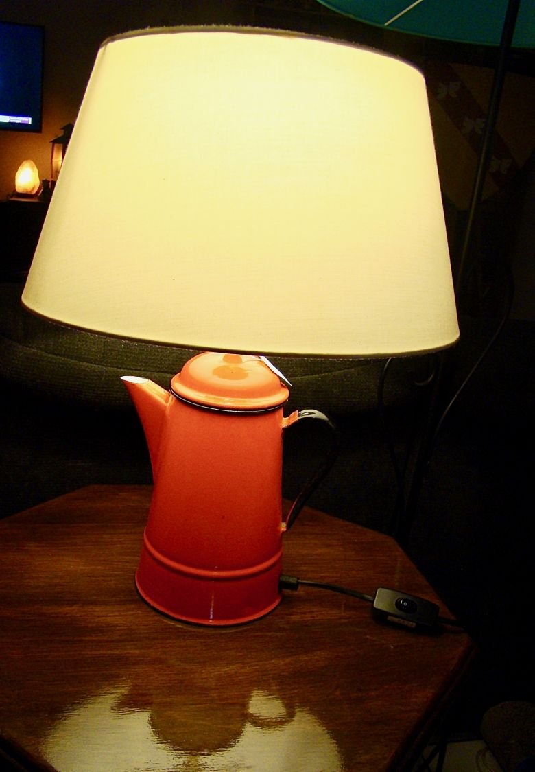 Lampe Rote Kaffeekanne, alt, aus emailliertem Blech