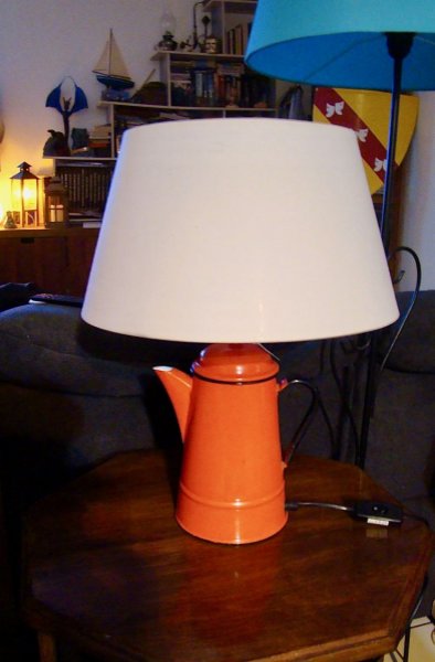 Lampe Rote Kaffeekanne, alt, aus emailliertem Blech