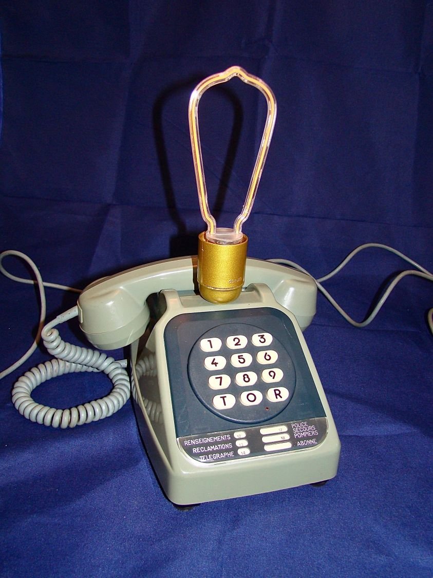 neonblaue Telefonlampe im 80er-Stil 