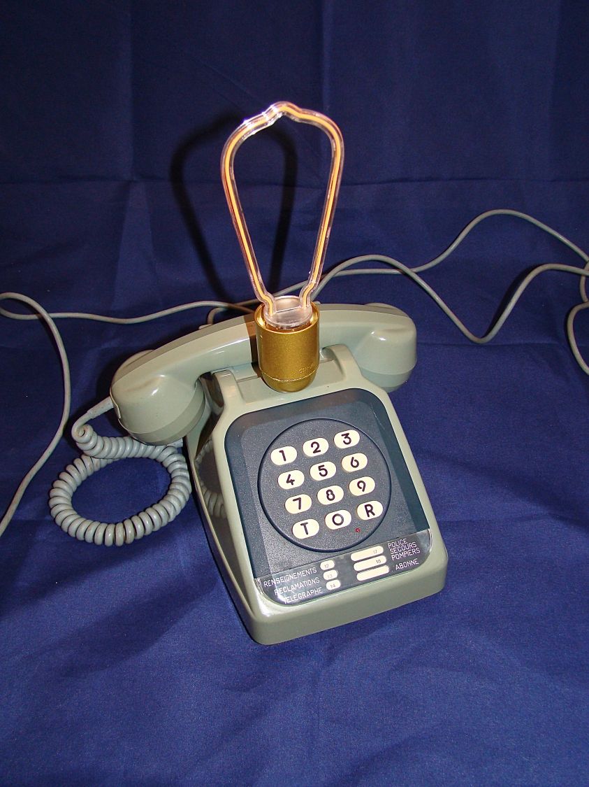 neonblaue Telefonlampe im 80er-Stil 