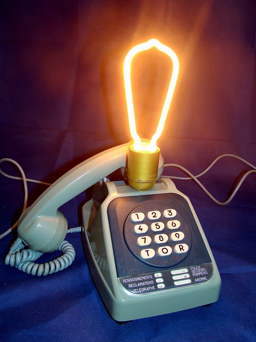 neonblaue Telefonlampe im 80er-Stil 