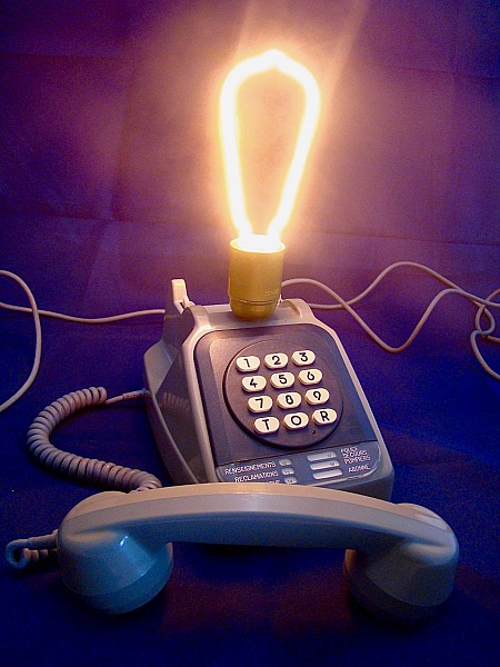 neonblaue Telefonlampe im 80er-Stil 