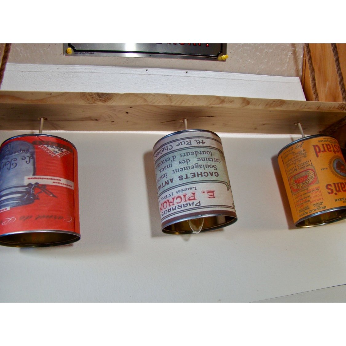 Kronleuchter aus Holz und Vintage-Dosen 