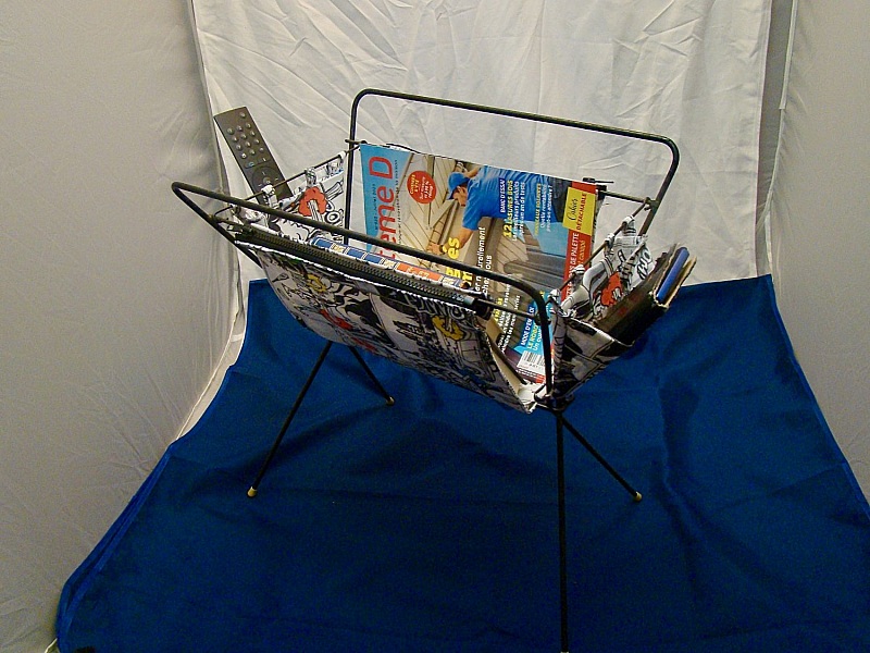 Porte-revues vintage en métal avec tissu imprimé style BD.